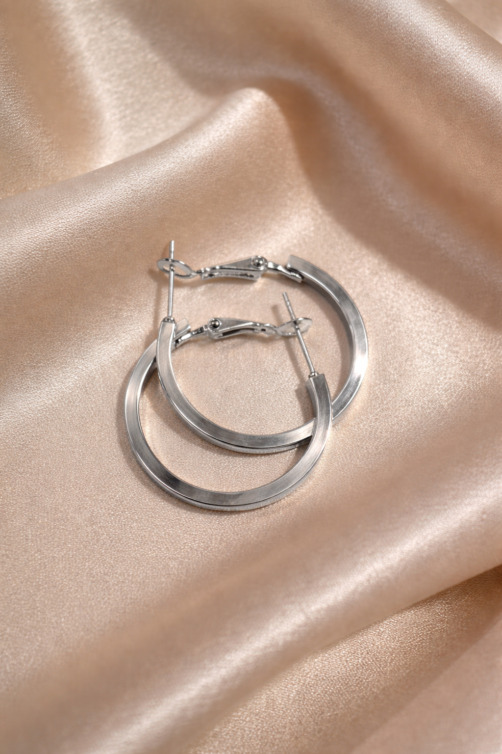Classic Flat Edge Hoop Earrings – 20 mm
